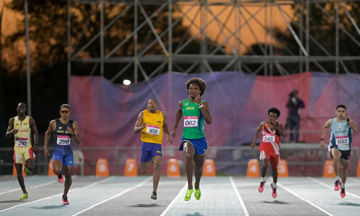 Alison dos Santos bate recorde e avança à final dos 400m em Santa Fé