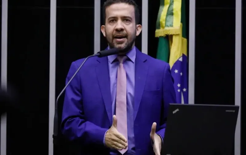 Janones chama de censura decisão do TSE contra canal ligado a Lula