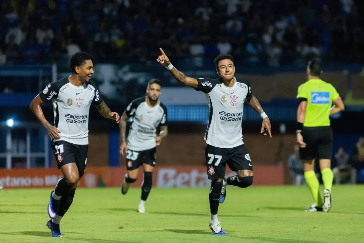 Fatal Model oferece R$ 120 milhões ao Corinthians por camisa