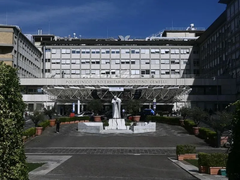 Gemelli prepara estrutura reservada para internações papais em Roma