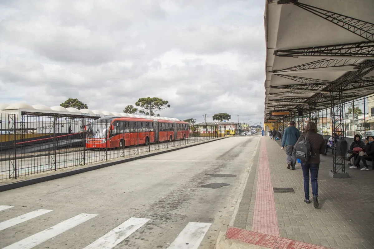Projeto em Curitiba propõe tarifa temporal familiar no transporte coletivo