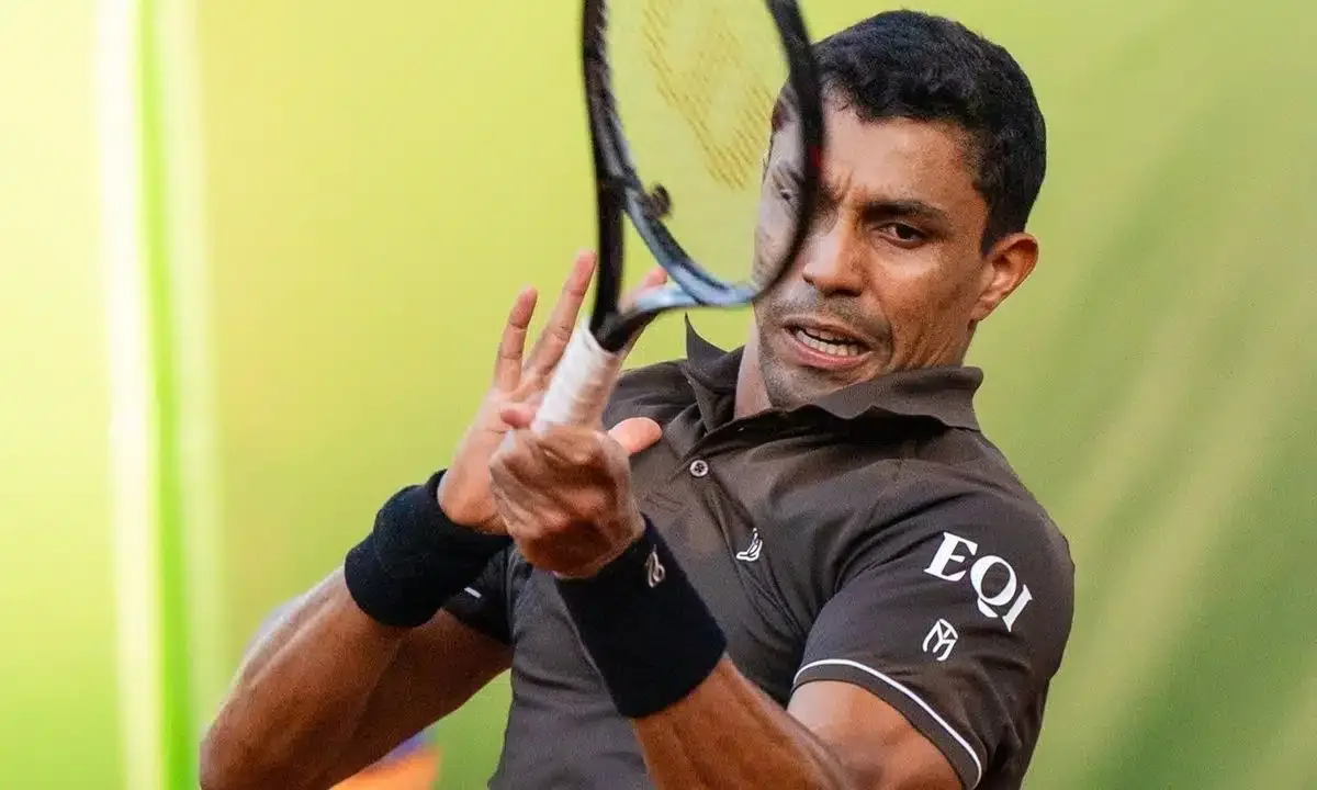 Monteiro supera argentino em três sets e disputa final na Polônia