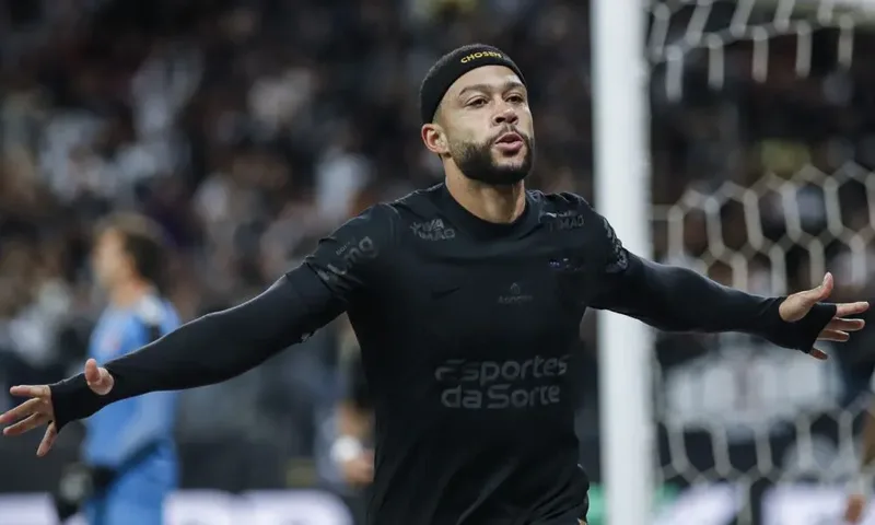 Memphis se desculpa ao Corinthians após pênalti que eliminou time da Libertadores