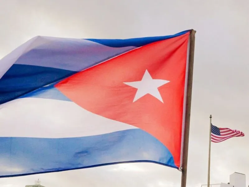 Medidas dos EUA atingem contas, pagamentos e viagens ligadas a Cuba