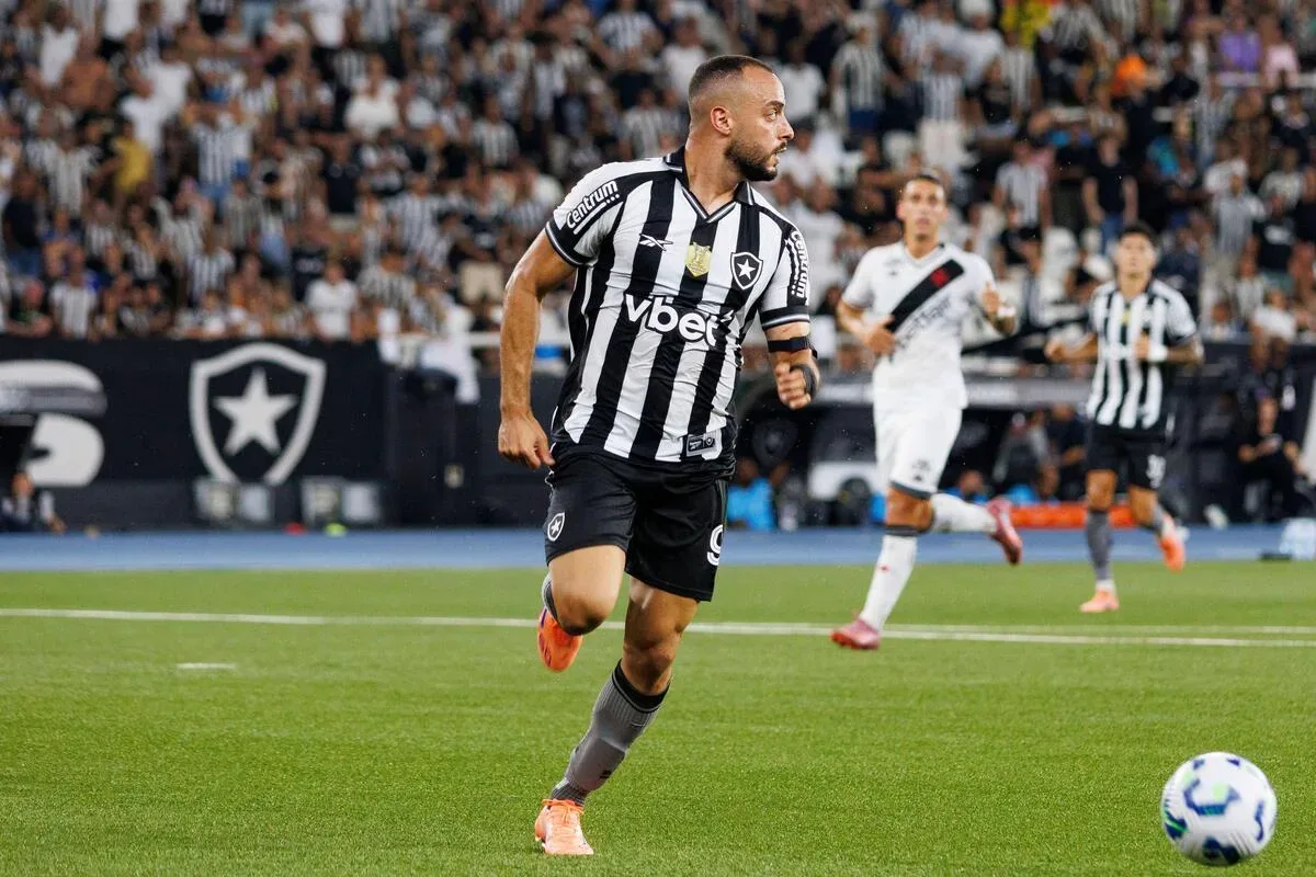 Tigres oferece US$ 8 milhões por Arthur Cabral, e Botafogo avalia negócio