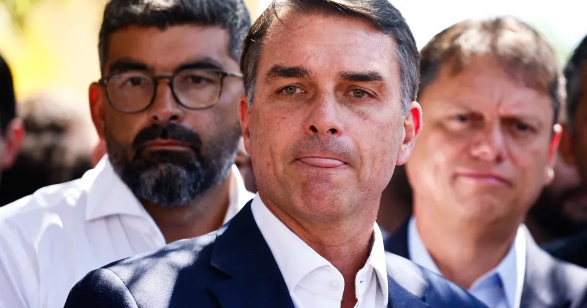 Flávio Bolsonaro diz que não participará de debate da Band no domingo