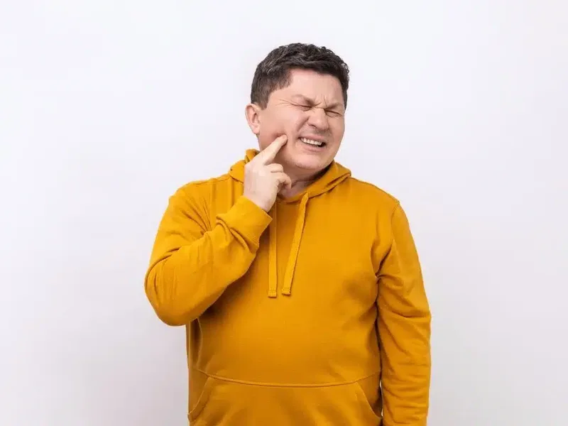 Sangramento na gengiva pode indicar inflamação; saiba quando buscar ajuda