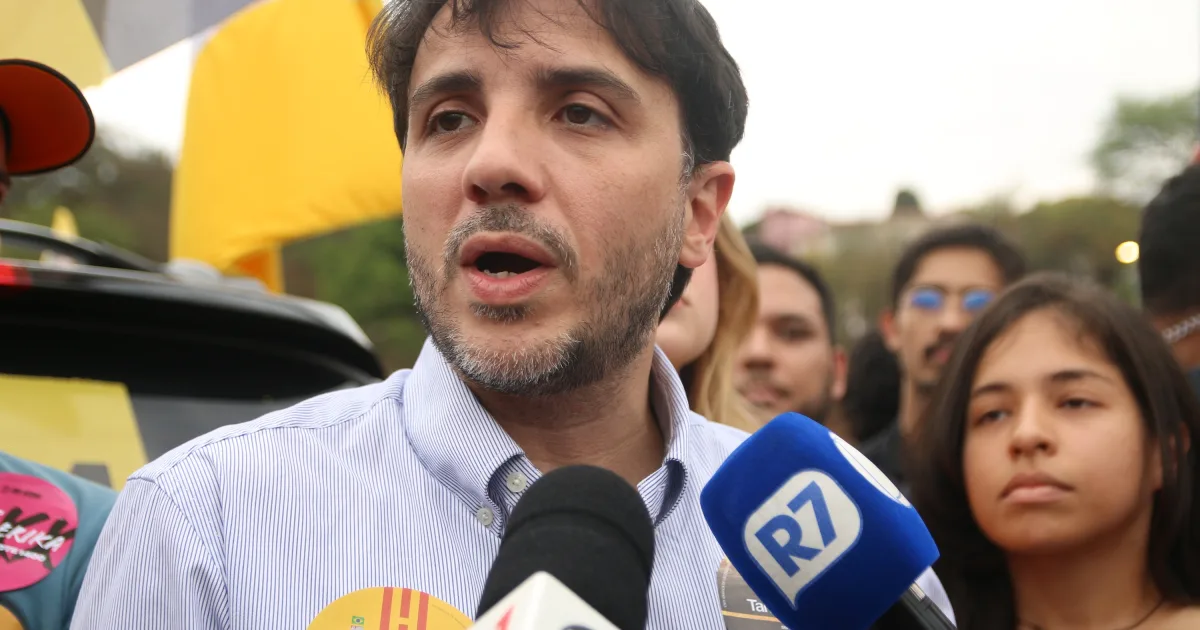 Renan Santos apresenta três informações erradas durante sabatina presidencial