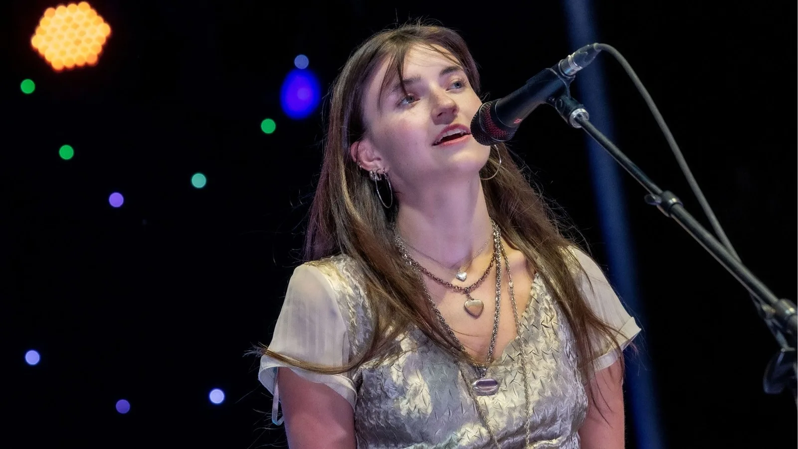 Emma Ogier prepara estreia com country, folk e rock alternativo