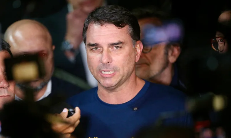Flávio Bolsonaro pede ao TSE investigação sobre chapa de Lula e Alckmin