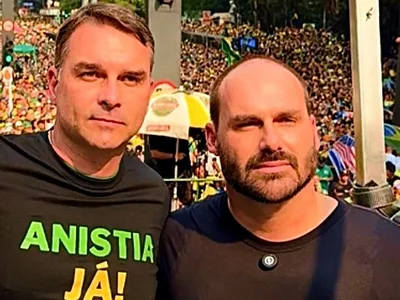 Eduardo Bolsonaro curte publicação sobre crítica do tio a Flávio