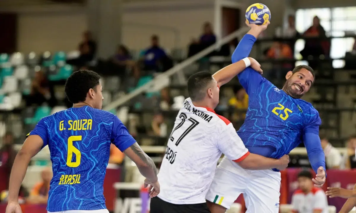 Vinícius Teixeira leva bronze e carrega bandeira do Brasil nos Jogos Sul-Americanos