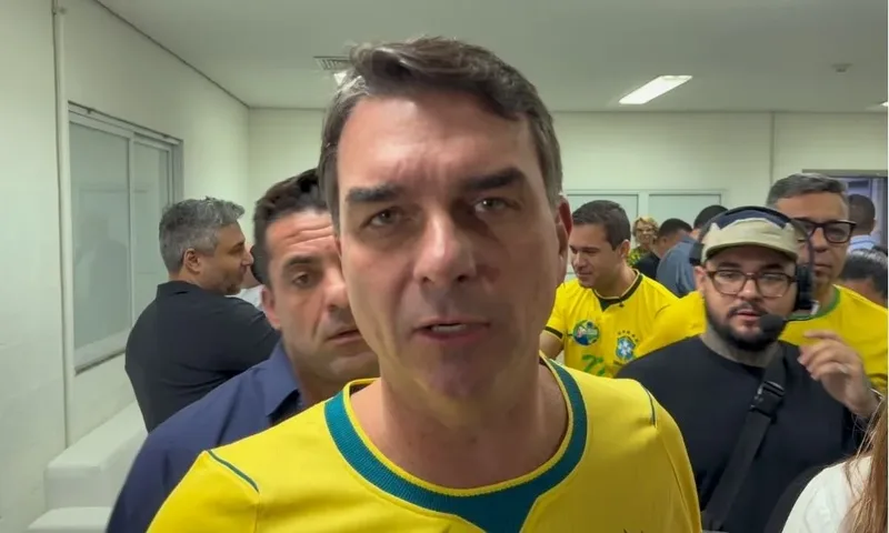 Flávio Bolsonaro acusa Dino de adiar investigação sobre Moraes