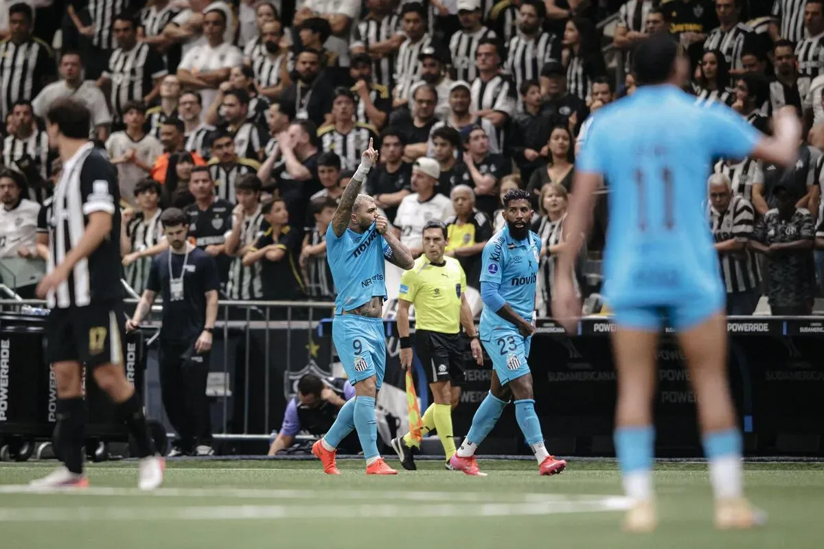 Gabigol chega a 20 gols pelo Santos, mas vê permanência difícil