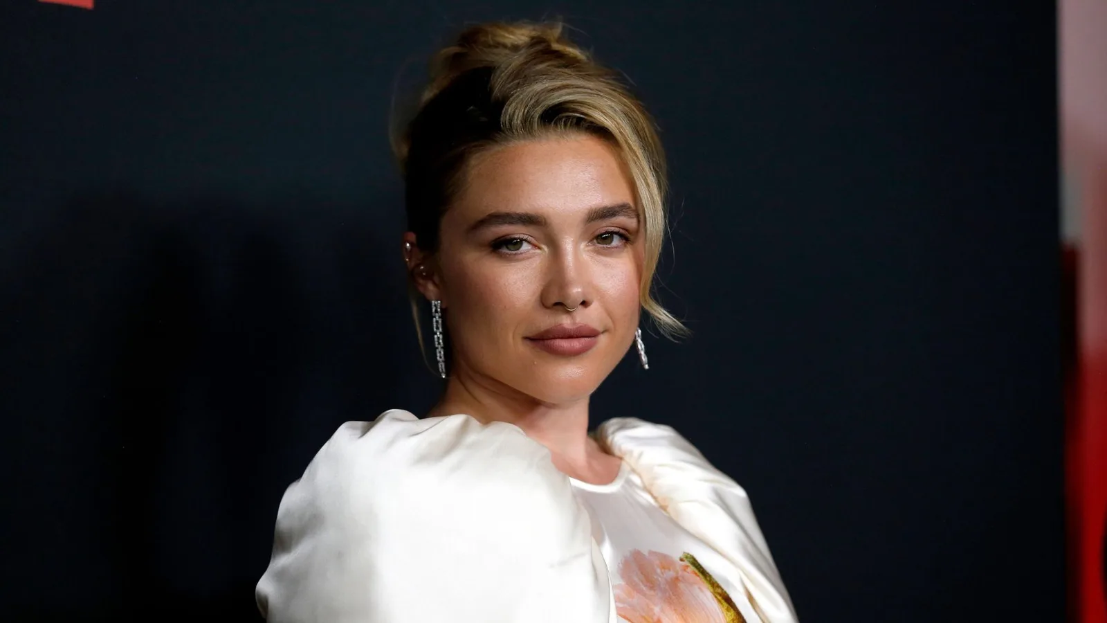 Florence Pugh mantém apoio aos palestinos e diz não temer posicionamento
