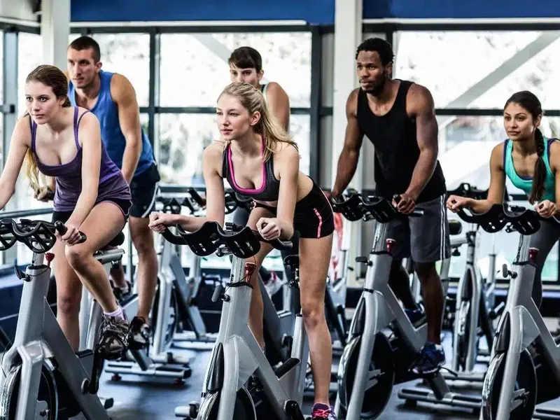 Spinning combina treino cardiovascular, música e intensidade ajustável