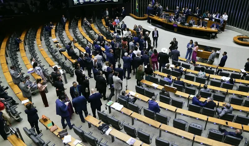 Direita cresce no Congresso, mas ainda depende de alianças para governar