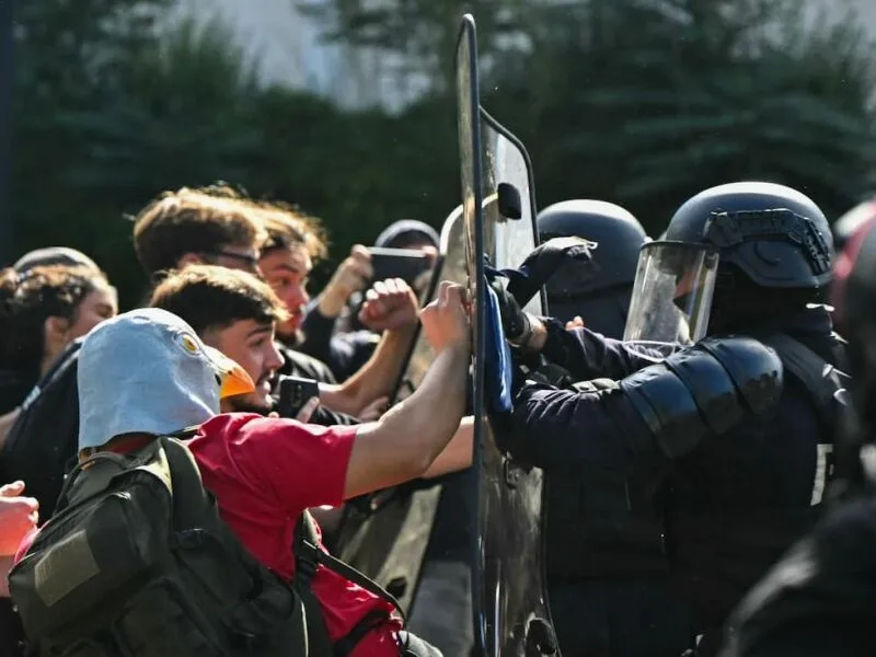 Ministro francês acusa grupos violentos de capturar protestos estudantis