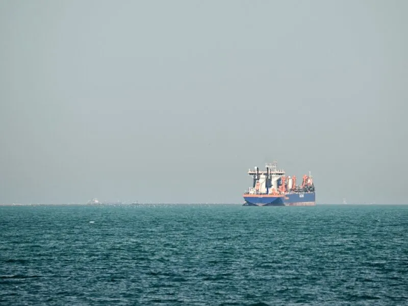 Navio-tanque sofre danos após impacto de projétil no Estreito de Ormuz