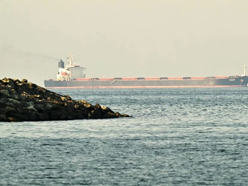 Navio é atingido no Estreito de Ormuz e deixa dois feridos leves