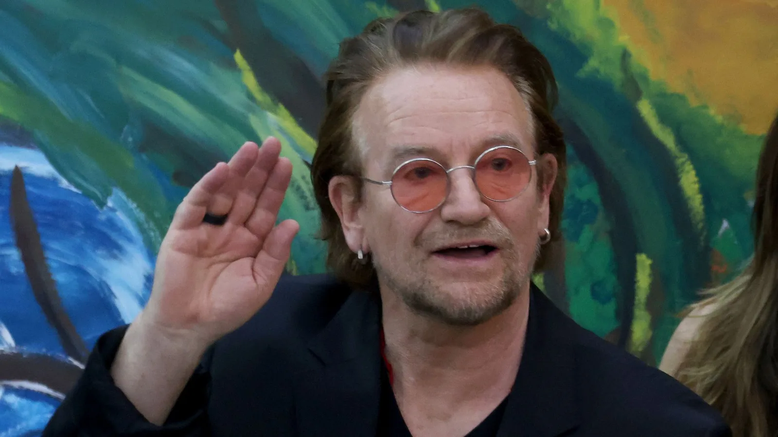 U2 indica possível anúncio após postagem com chapéu vermelho