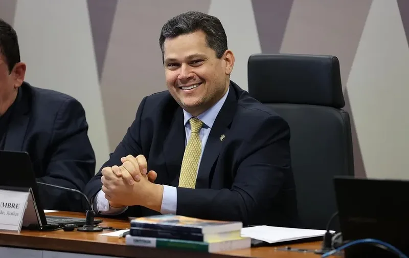 Alcolumbre prevê concluir hoje votação do fim da escala 6×1 no Senado