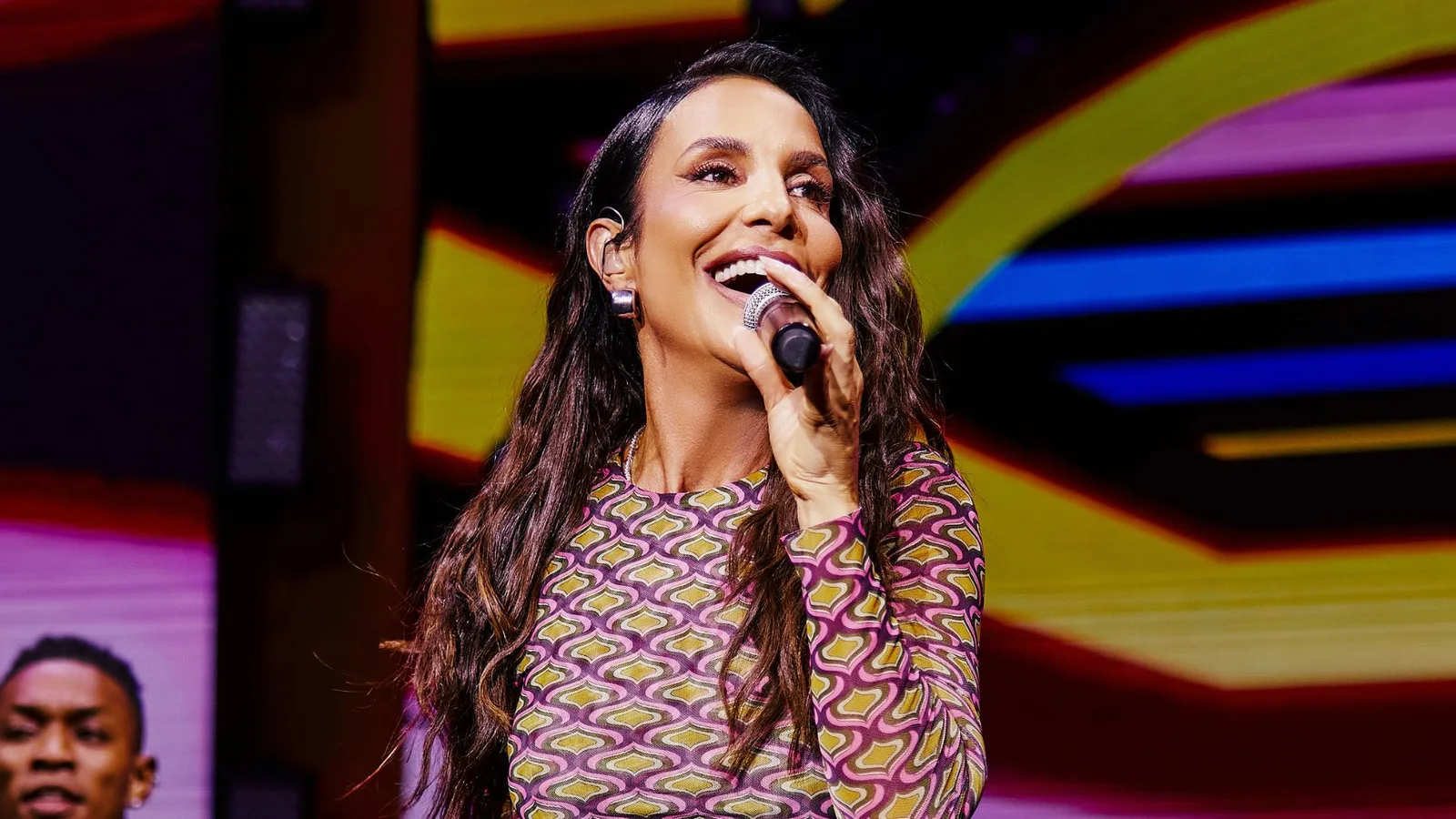 Ivete Sangalo faz gesto de apoio a Lula durante show em Belo Horizonte