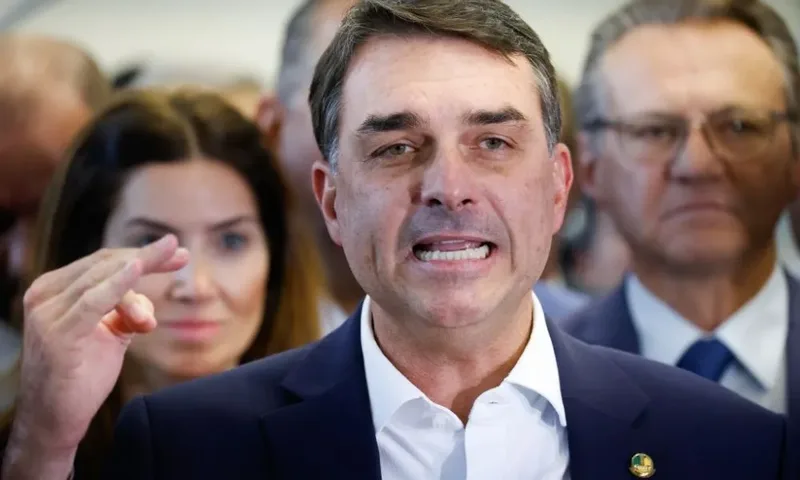 Flávio Bolsonaro ora pelo pai e pede “espada da Justiça” em Brasília