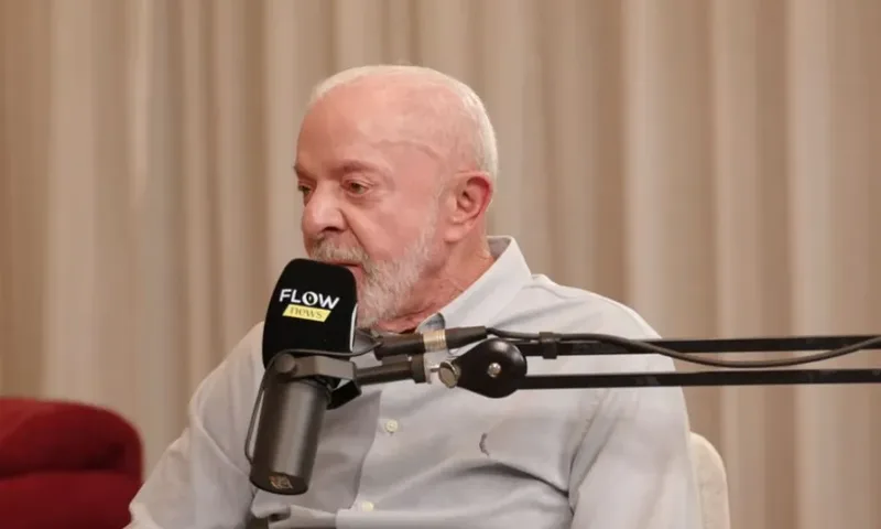 Lula chama Flávio Bolsonaro de desqualificado em entrevista
