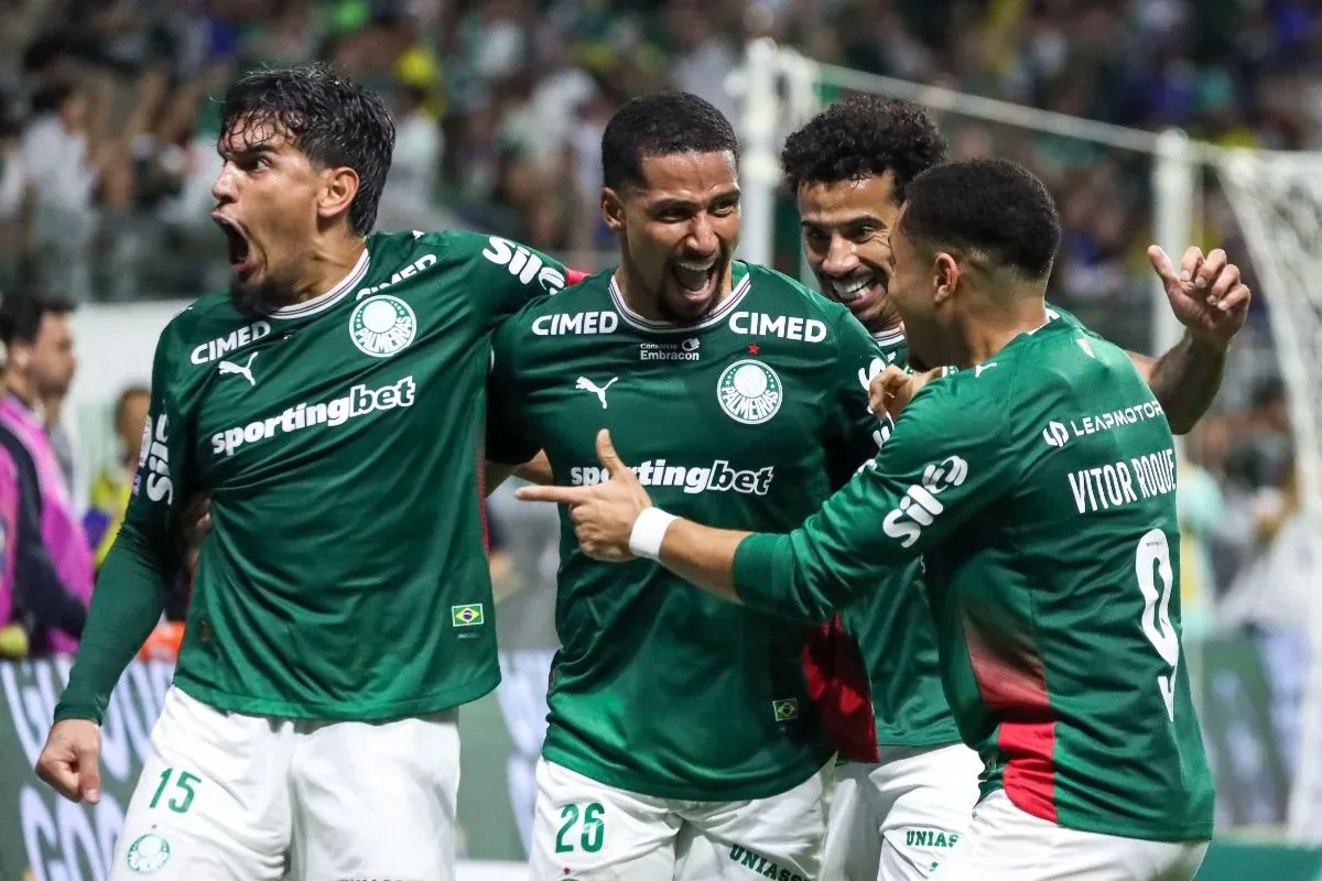 Expulsão muda clássico, e Palmeiras supera São Paulo por 2 a 0