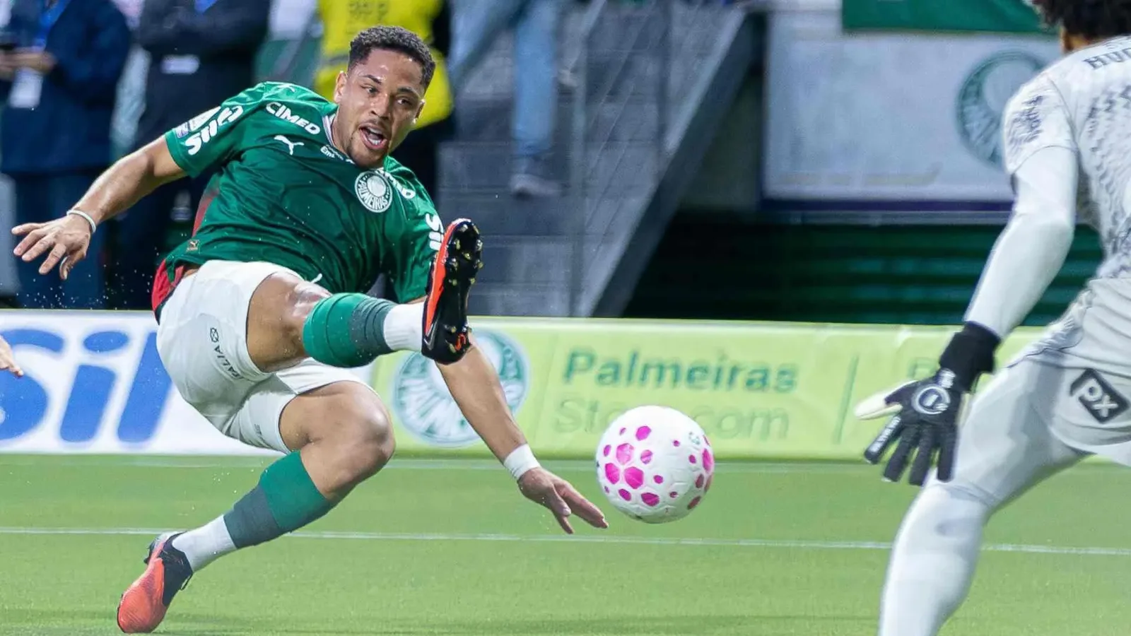 Vitor Roque fica fora da ida entre Palmeiras e Fluminense na Libertadores