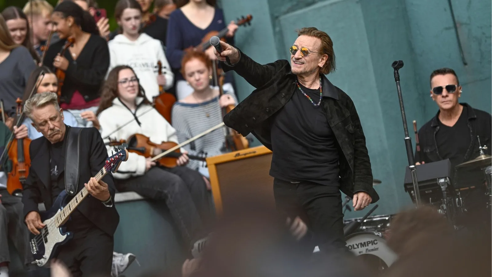 U2 volta à antiga escola em Dublin para celebrar 50 anos de história