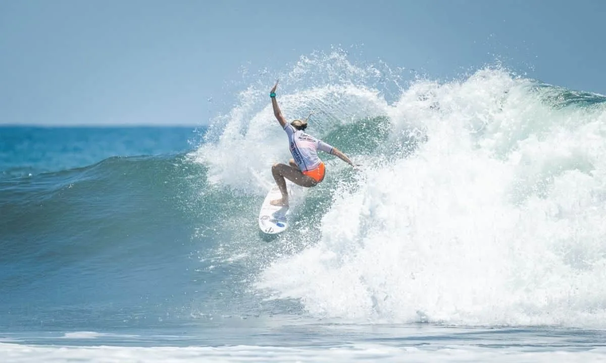 Luara Mandelli fica em terceiro no Mundial Júnior de Surfe