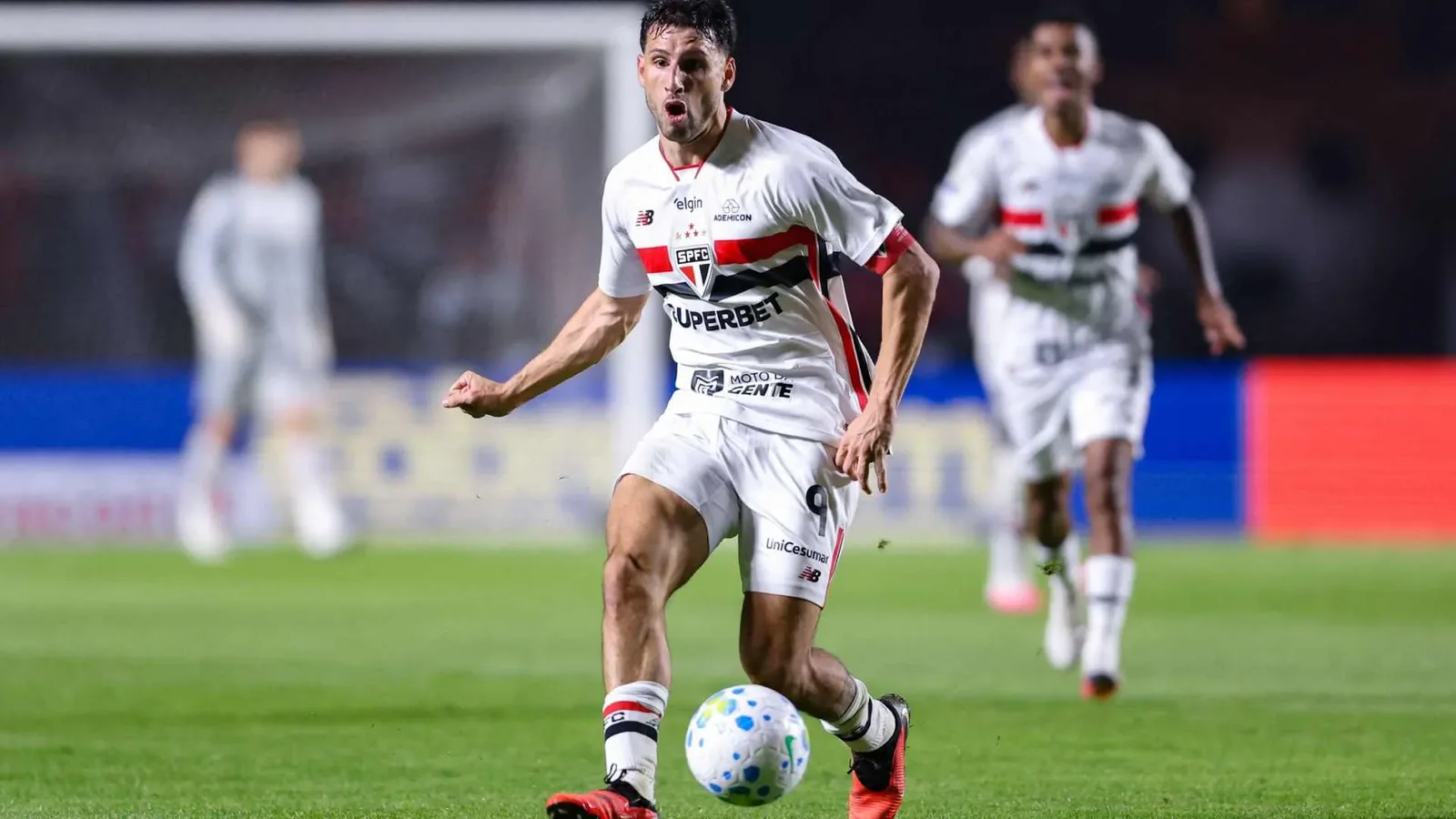 Calleri chega a 16 gols e fica perto dos 100 pelo São Paulo