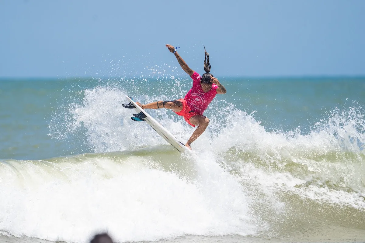 Silvana Lima avança à quarta rodada do surfe em Santa Fé