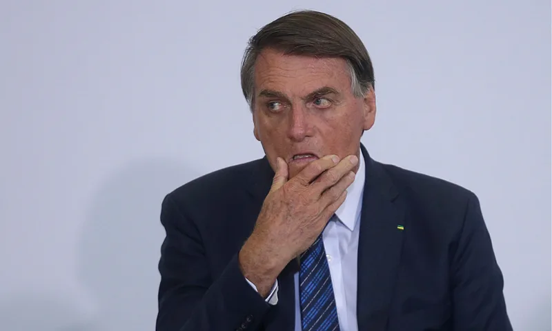TSE autoriza imagens de Bolsonaro em santinhos de candidato