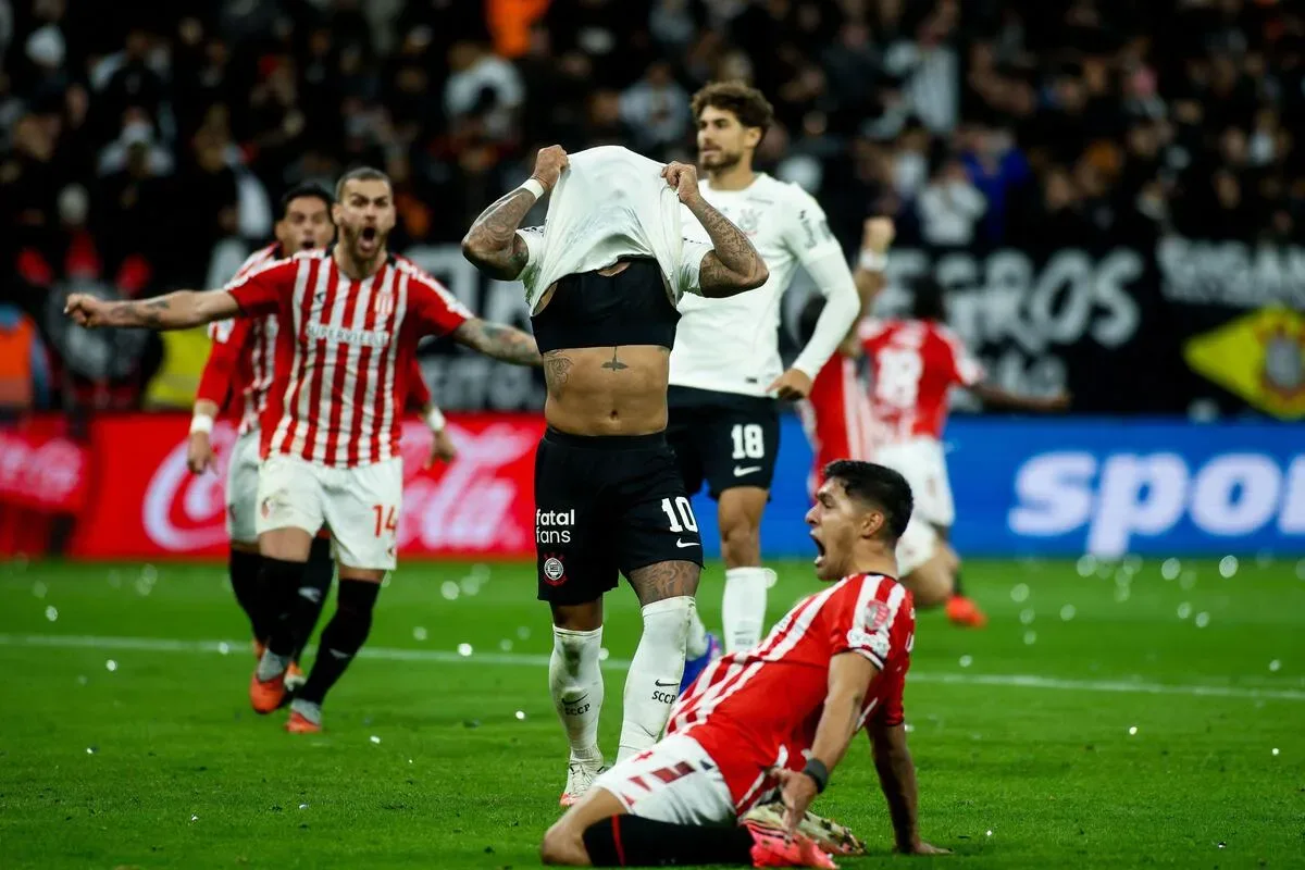 Memphis erra no fim, e Diniz divide queda do Corinthians com elenco