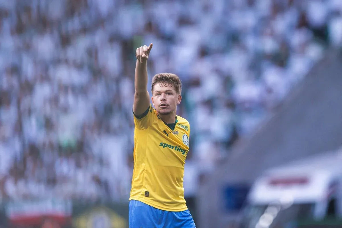 Palmeiras lidera e torce por tropeço do Flamengo contra o Corinthians