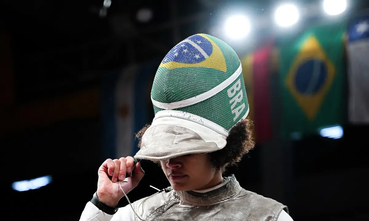 Bia Bulcão conquista ouro no florete em Rosario após 20 anos de trajetória