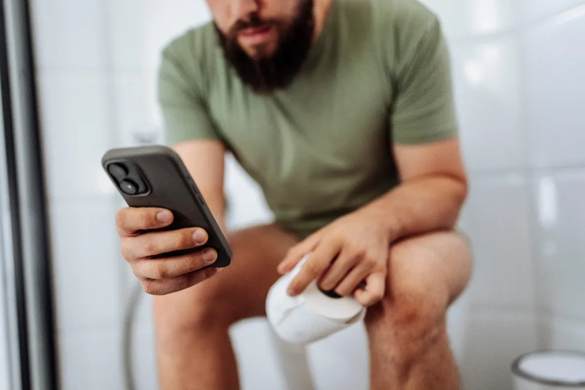 Celular no vaso pode aumentar risco de hemorroidas, alerta estudo