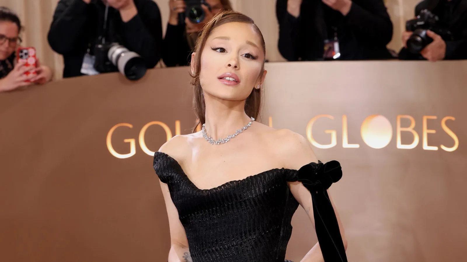 Turnê de Ariana Grande impediu crossover em American Horror Story