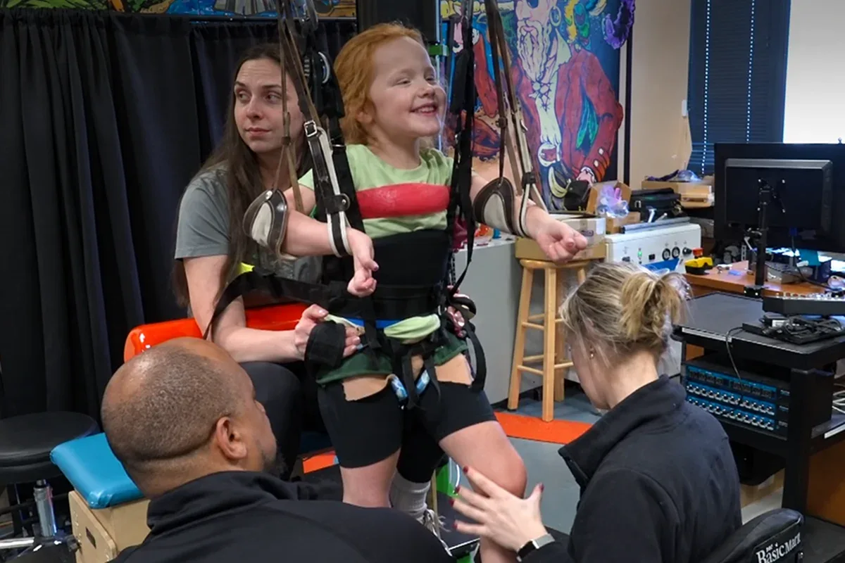 Música de Chappell Roan ajuda menina com paralisia em reabilitação
