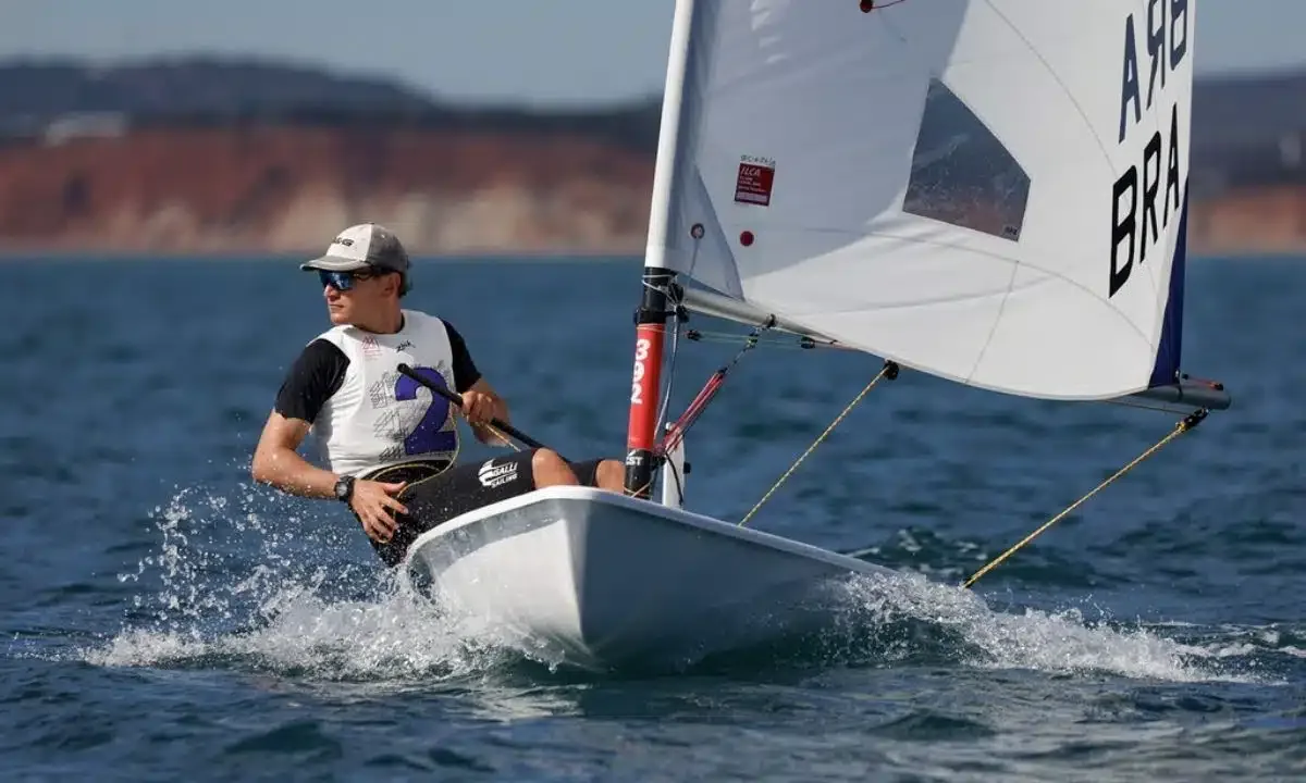 Kiko Dal Ri lidera Mundial de ILCA 6 aos 17 anos