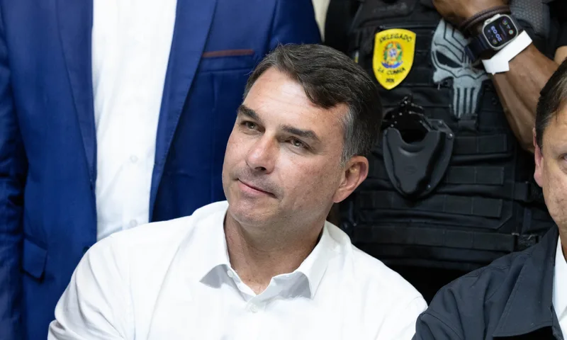 Flávio Bolsonaro cobra Fachin após decisões sobre comando da PF