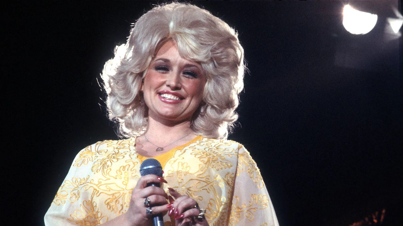 Dolly Parton é lembrada em cerimônia com gravação feita antes da morte