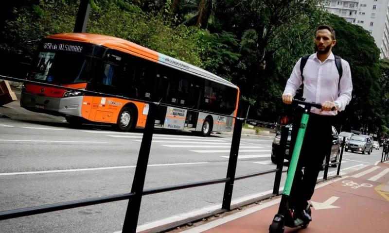 CET começa a multar uso irregular de bikes e patinetes em São Paulo