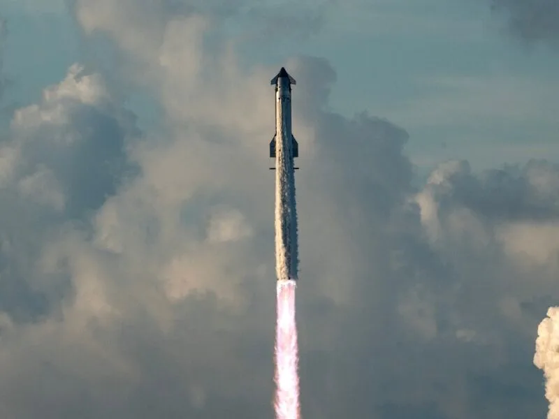 Starship completa duas órbitas e pousa no Pacífico após falha em motor