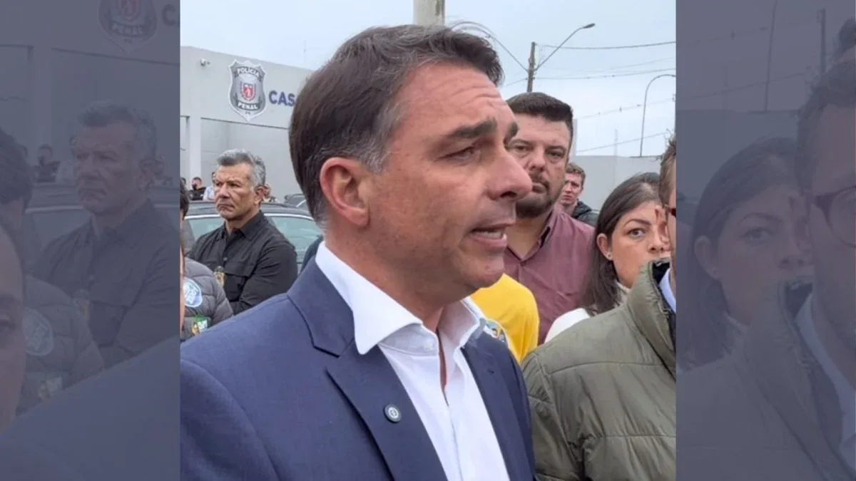 Flávio Bolsonaro diz que STF deve ser protegido e critica Alexandre de Moraes