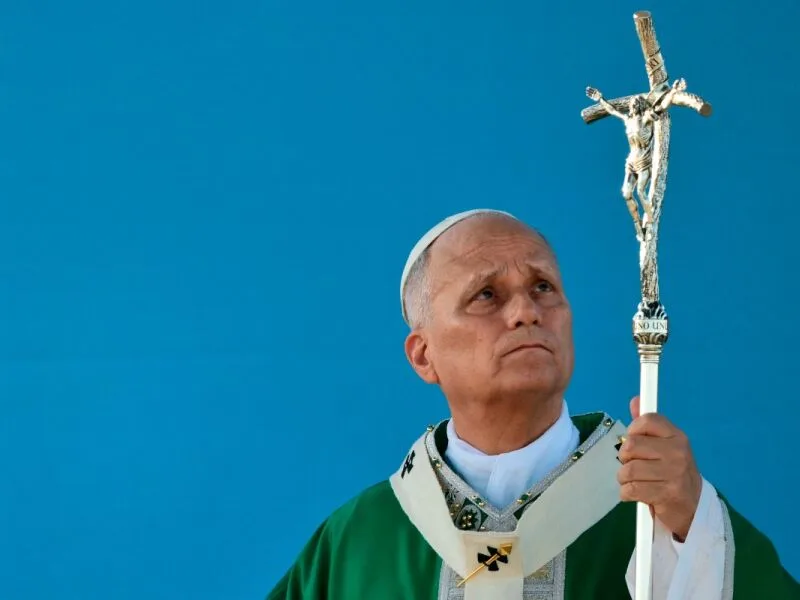 Papa Leão XIV chega a hospital em Roma para retirar nódulo no pulmão