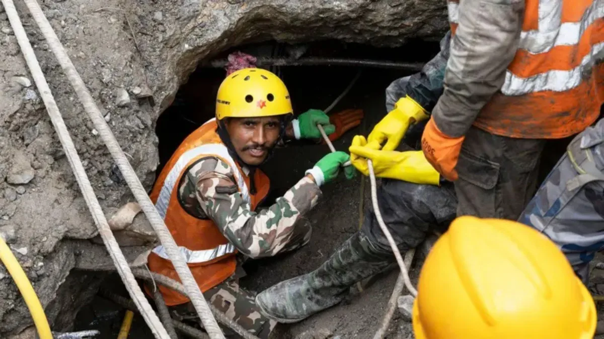 Resgate no Nepal encontra dois homens vivos dentro de túnel soterrado
